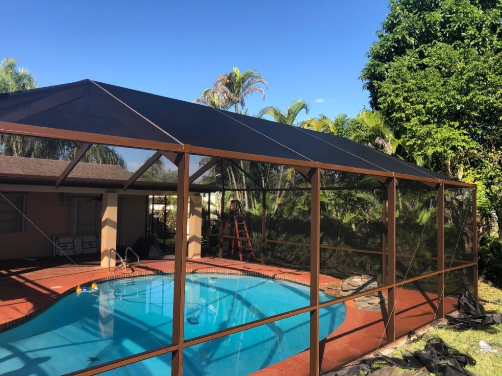 Instalacion de screen enclosure en miamia cumpliendo con el codigo de seguridad de piscinas de Miami-Dade 2026